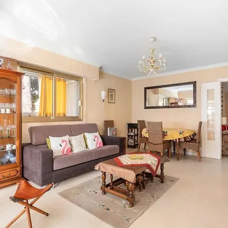 Vue Piscine, Proche Apartment